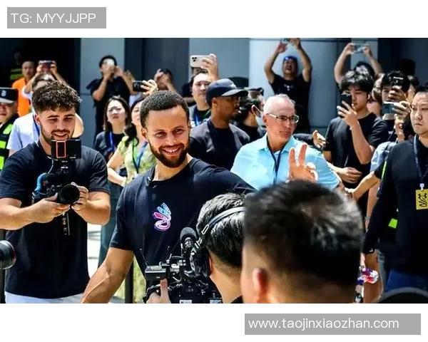 足球明星亲临NBA赛场观战球迷热情高涨的盛况揭秘